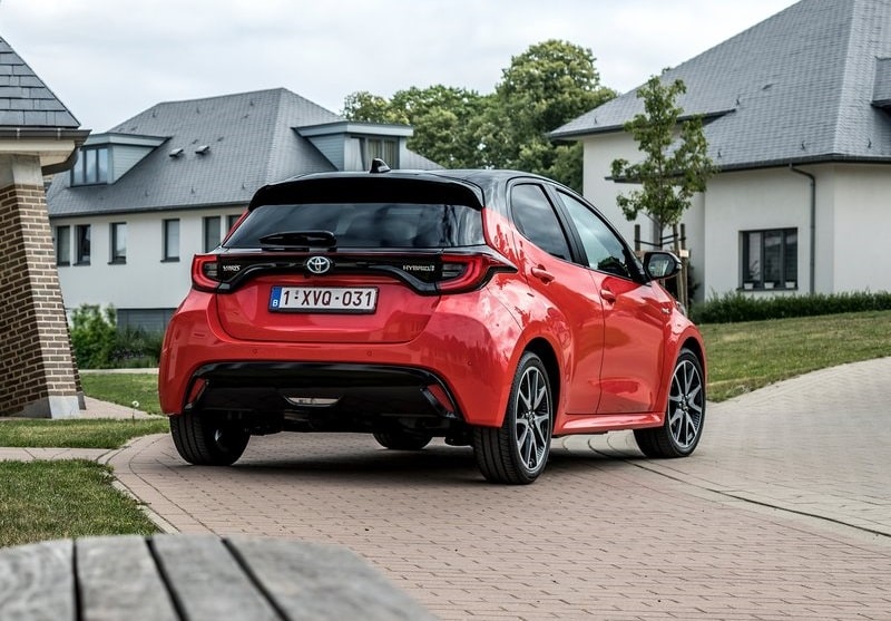 Toyota Yaris park halinde arka üç çeyrek görünümü