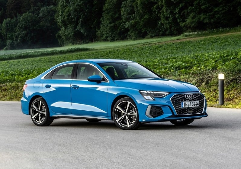 Mavi Audi A3 Sedan yol kenarında ön bölüm ve dört kapılı gövde görünümü