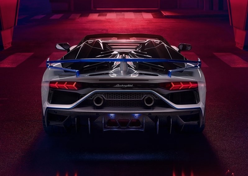 Aventador SVJ Xago Edition arka üç çeyrek görünümü