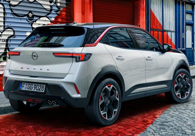 Opel Mokka arka üç çeyrek görünümü ve yatay arka lambalar