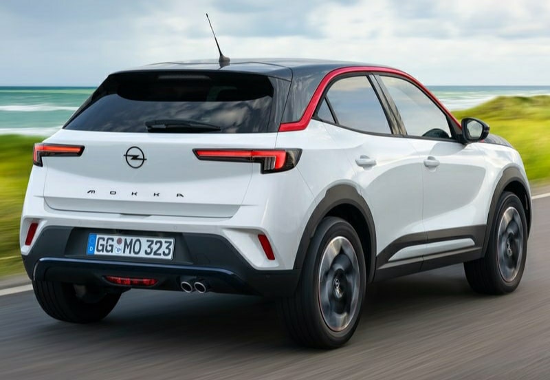 Opel Mokka hareket halinde arka üç çeyrek görünümü