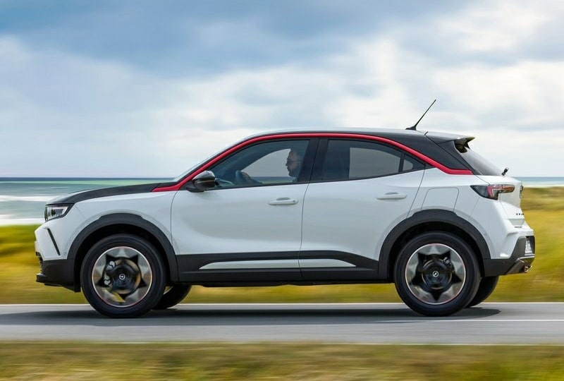 Opel Mokka hareket halinde yan profil görünümü