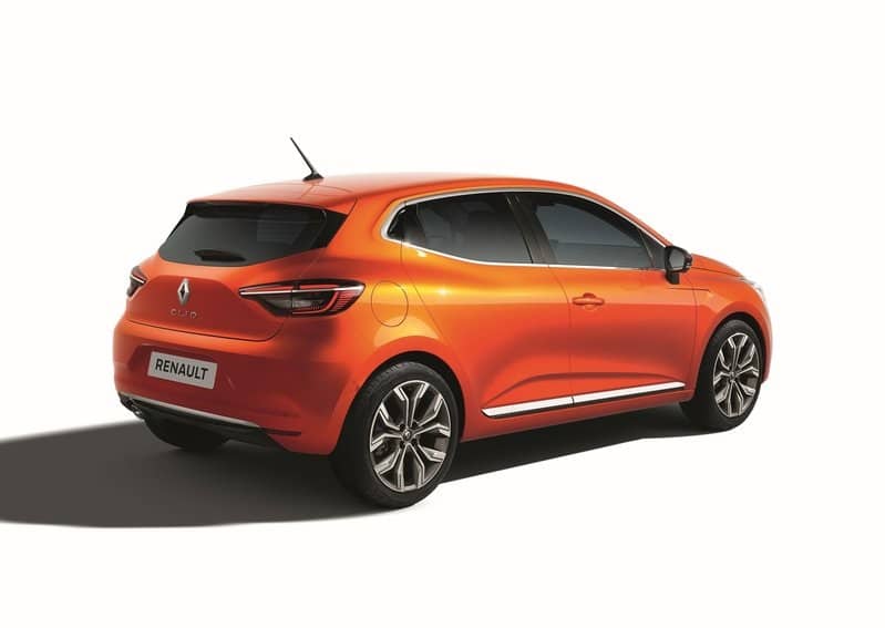 Turuncu Clio hatchback gövdenin arka üç çeyrek görünümü