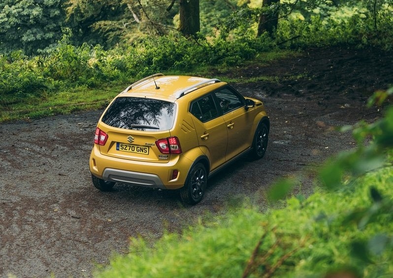 Sarı Suzuki Ignis yukarıdan arkadan görünüm