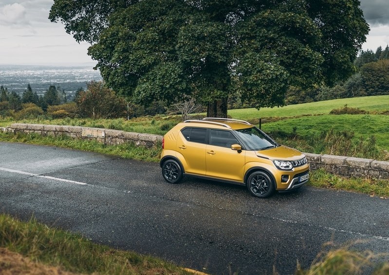 Sarı Suzuki Ignis yol kenarında genel görünüm