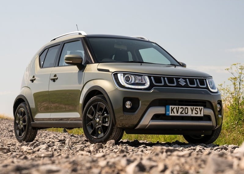 Suzuki Ignis arazi zemininde önden görünüm