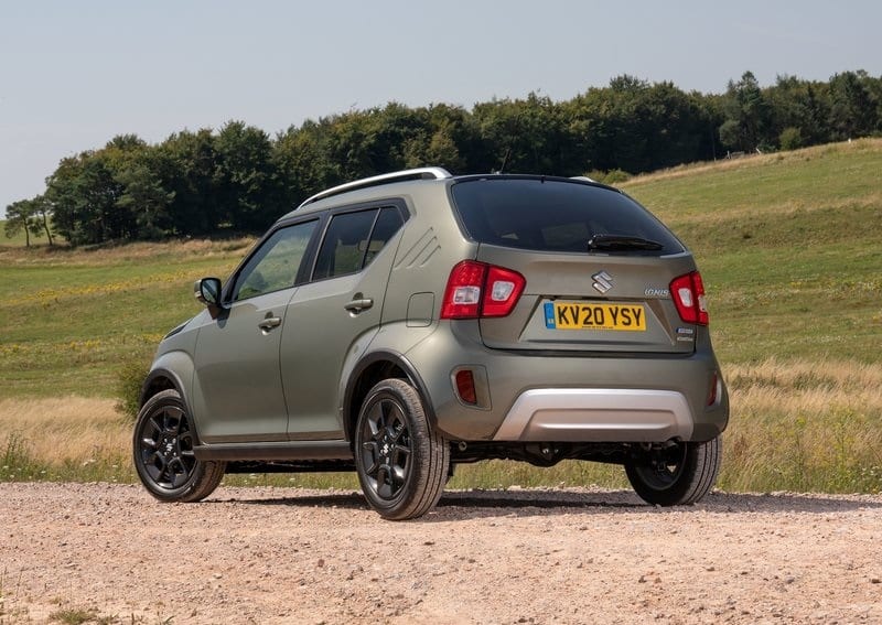 Suzuki Ignis arazi zemininde arkadan görünüm