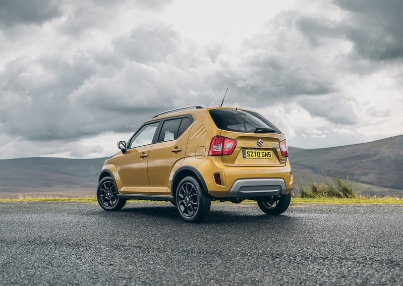Sarı Suzuki Ignis arkadan üç çeyrek görünüm