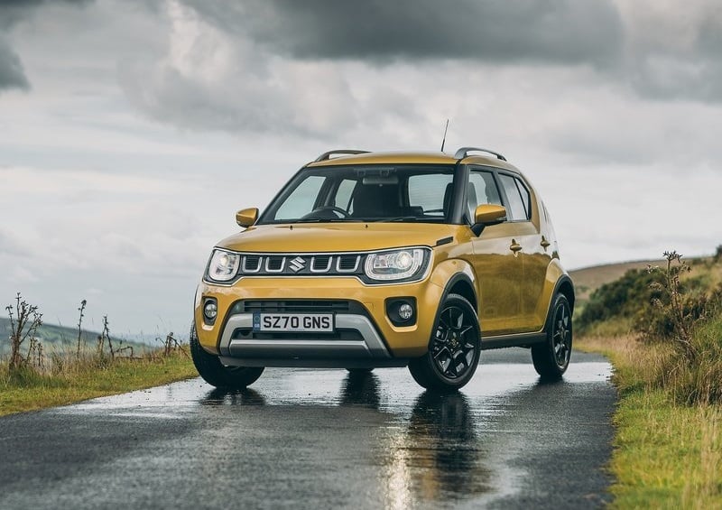 Sarı Suzuki Ignis ıslak yolda önden görünüm