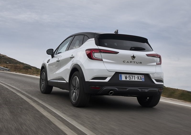 Renault Captur hareket halinde arka üç çeyrek görünüm
