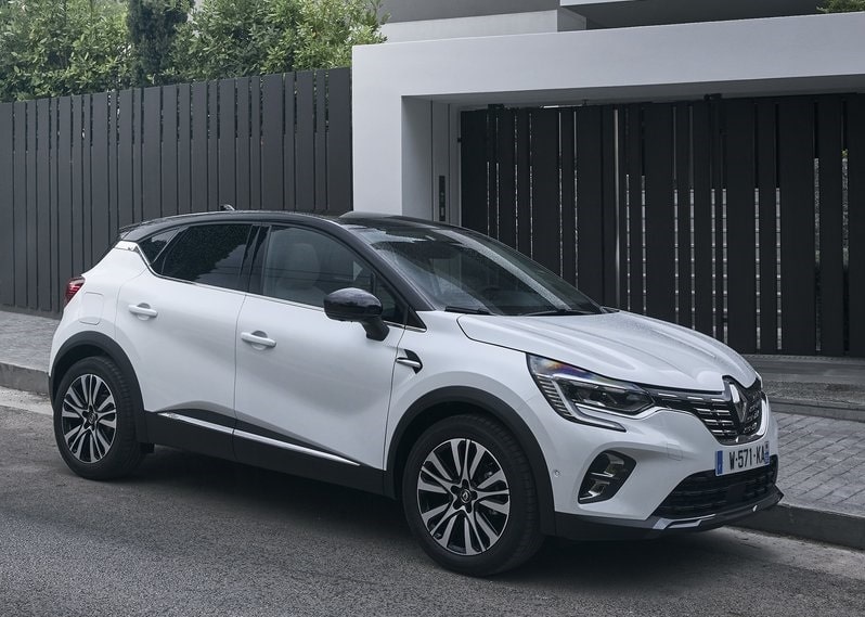 Renault Captur park halinde ön üç çeyrek görünüm