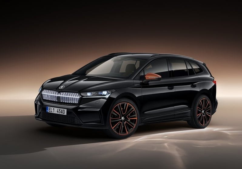 Skoda Enyaq iV siyah gövde ön görünüm