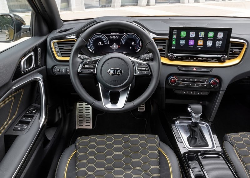 Kia XCeed direksiyon gösterge paneli ve multimedya ekranı