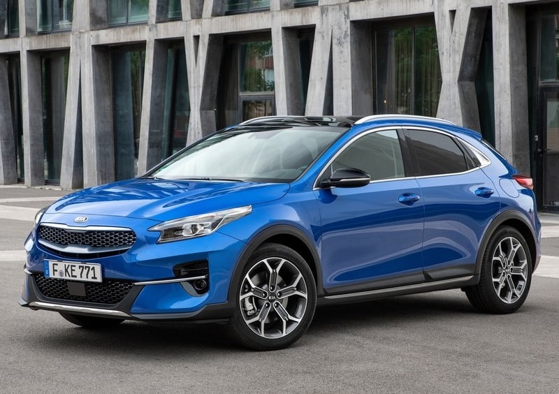 Mavi Kia XCeed dış gövde ve ön tasarım görünümü