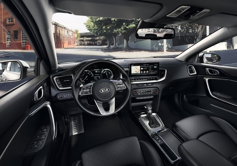 Kia XCeed siyah kabin direksiyon ve orta konsol görünümü