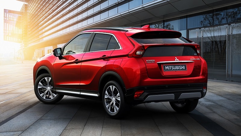 Mitsubishi Eclipse Cross kırmızı gövde arka görünümü