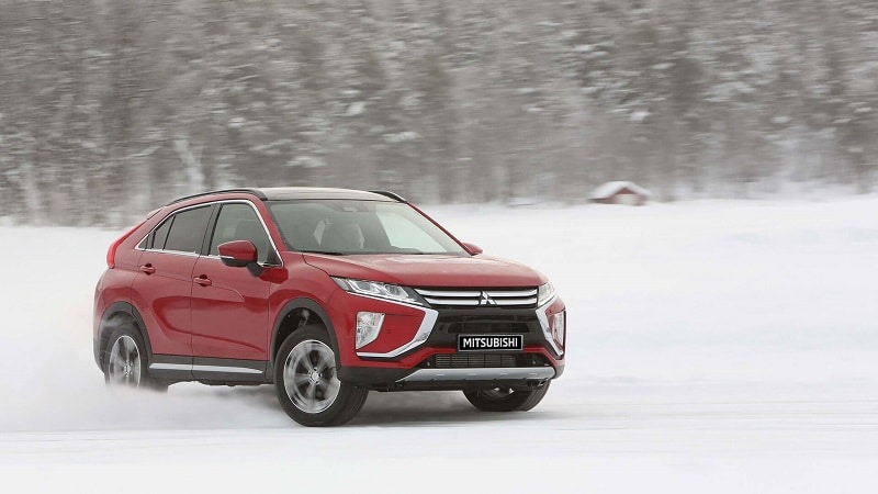 Mitsubishi Eclipse Cross karlı zeminde ön görünüm