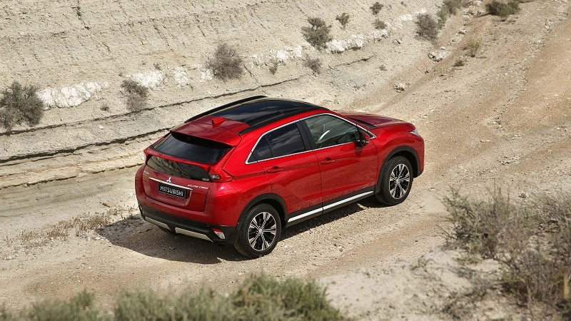 Mitsubishi Eclipse Cross kırmızı gövde üstten arka görünüm