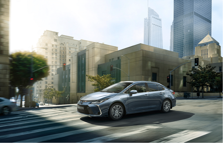 Toyota Corolla Hybrid şehir içinde yan görünümü