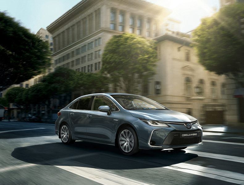 Toyota Corolla Hybrid hareket halinde ön ve yan görünümü