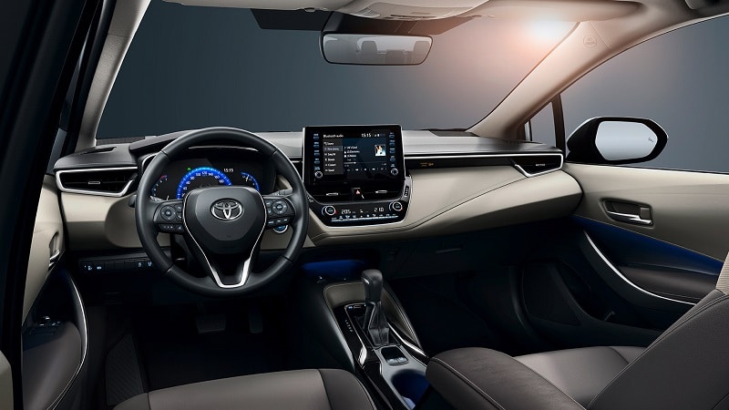 Toyota Corolla Sedan iç mekan direksiyon ve multimedya ekranı
