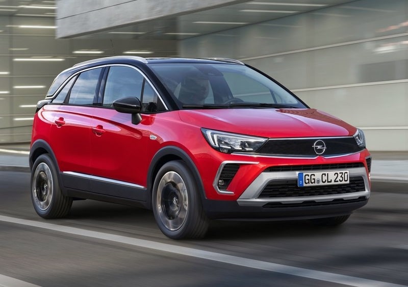 2022 Opel Crossland Kasım Fiyatları yazısındaki kırmızı Crossland ön üç çeyrek görünümü