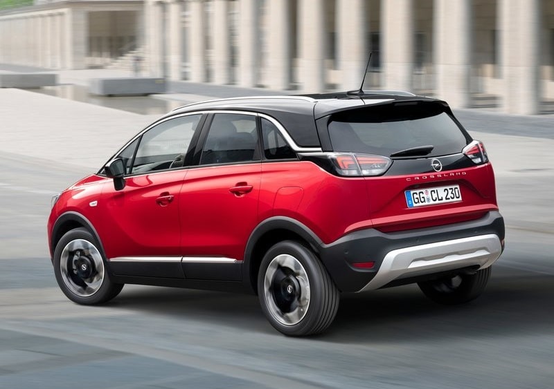 Kırmızı Opel Crossland arka üç çeyrek görünümü