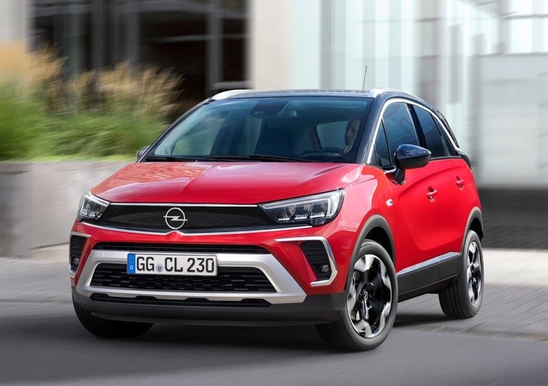 Hareket halindeki kırmızı Opel Crossland ön görünümü