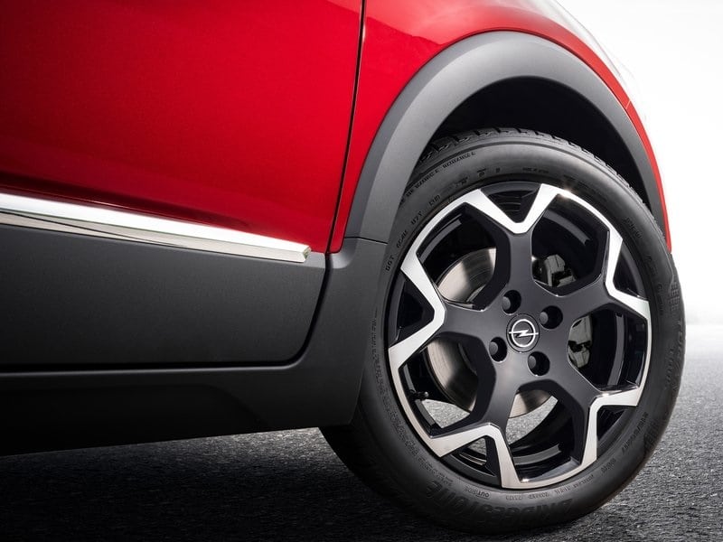 Opel Crossland alaşım jant ve lastik yakın görünümü
