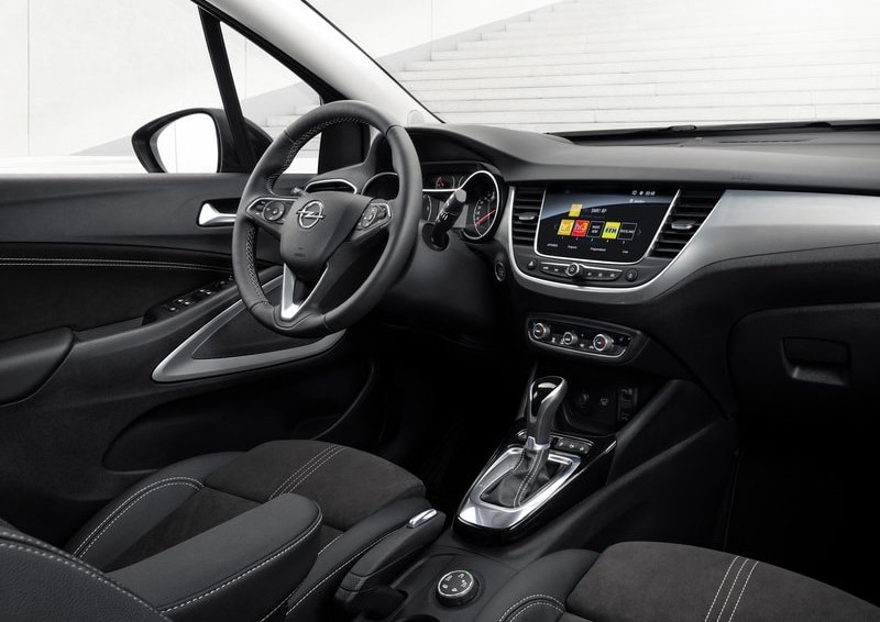 Opel Crossland sürücü kokpiti ve orta konsol
