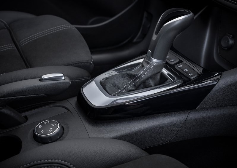 Opel Crossland otomatik vites seçicisi ve IntelliGrip kumandası