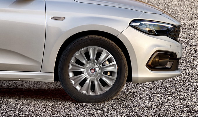 Fiat Egea ön tekerlek ve çamurluk detayı