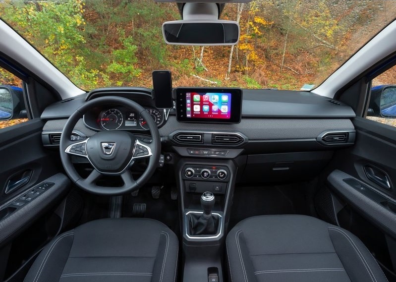 Dacia Sandero multimedya ve telefon tutuculu kokpit
