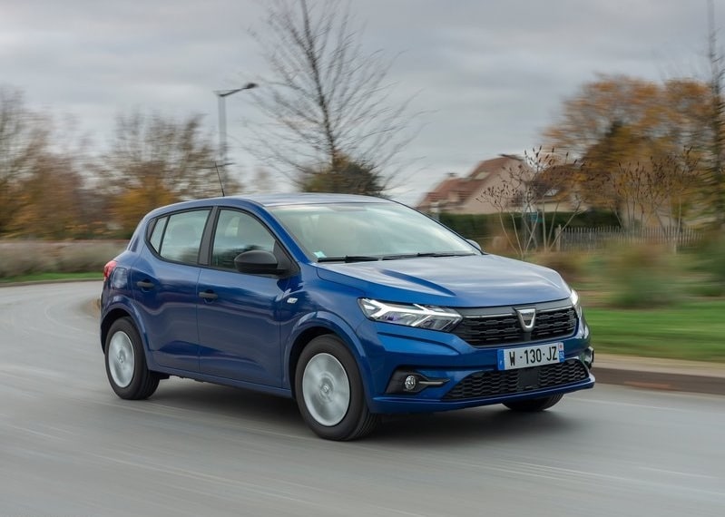 Dacia Sandero hareket halinde ön görünüm