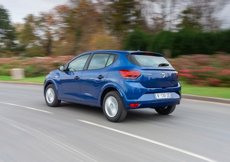 Dacia Sandero hareket halinde arka görünüm