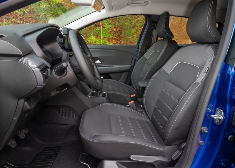 Dacia Sandero ön koltuklar ve kokpit