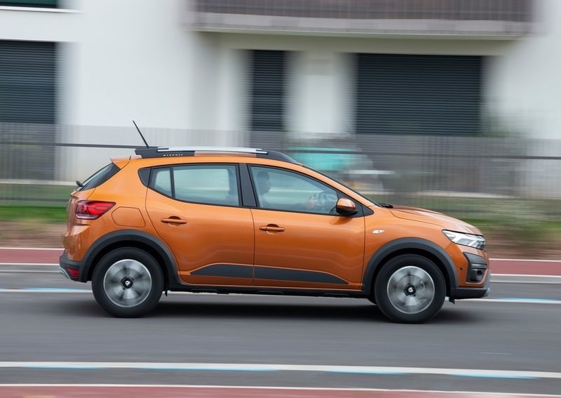 Dacia Sandero Stepway Mart Fiyat Listesi turuncu Stepway yan sürüş görünümü