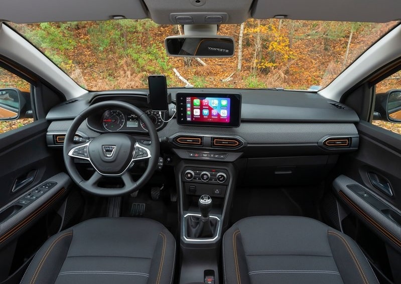 Dacia Sandero Stepway kokpiti ekran ve manuel vites görünümü