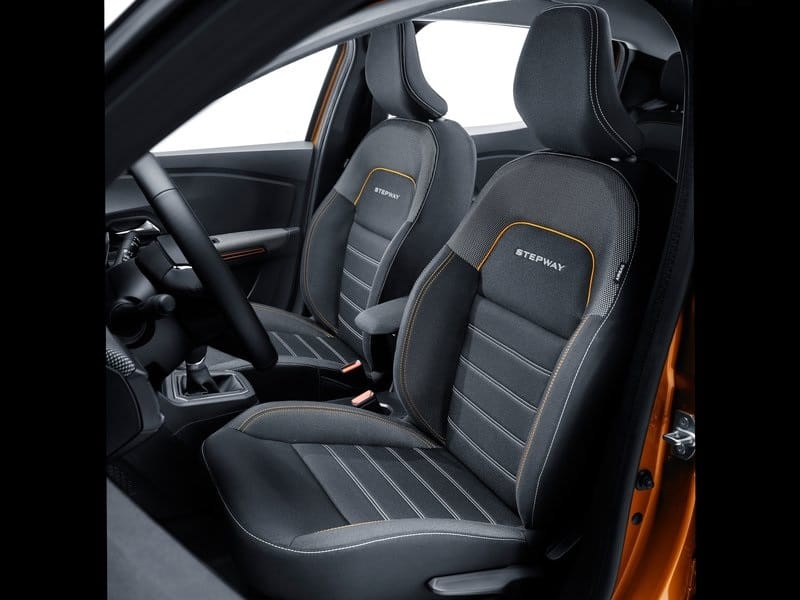 Dacia Sandero Stepway ön koltukları ve kumaş döşeme görünümü