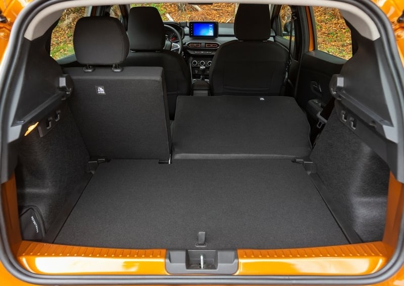 Dacia Sandero Stepway bagaj alanı ve kısmen katlanmış arka koltuk sırtlığı