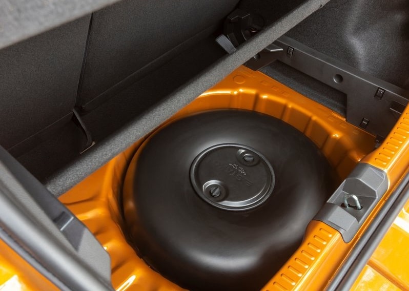 Dacia Sandero Stepway bagaj zemini altındaki yuvarlak LPG tankı