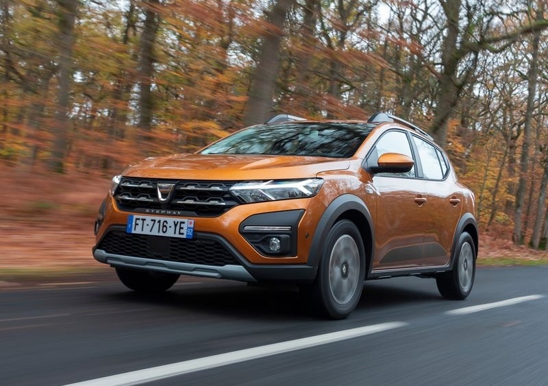 Turuncu Dacia Sandero Stepway önden üç çeyrek hareket görünümü