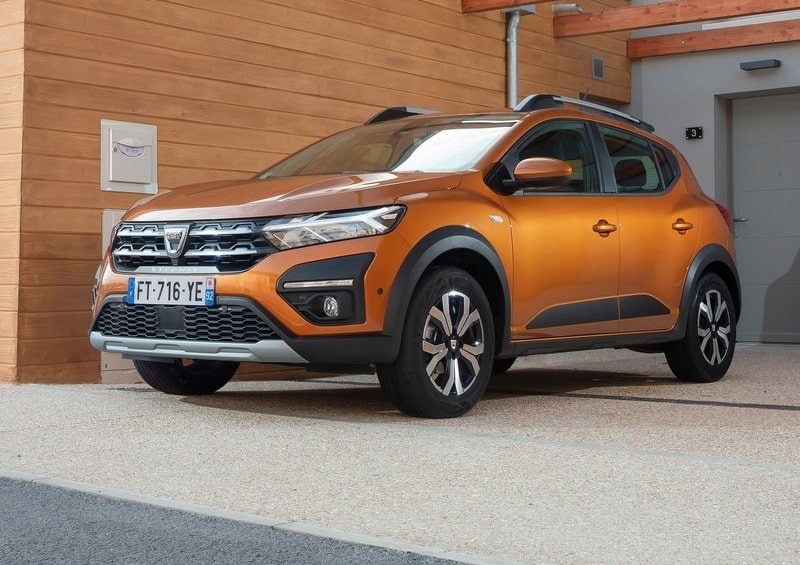 Turuncu Dacia Sandero Stepway önden üç çeyrek park görünümü