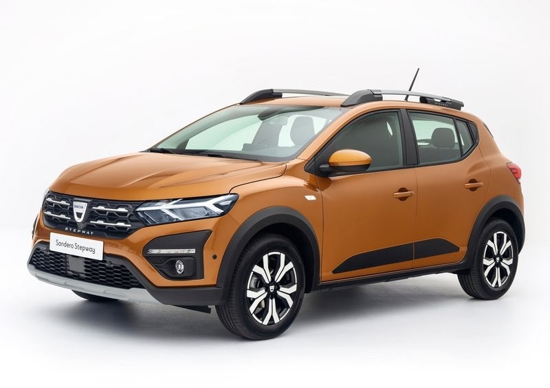 Beyaz fonda turuncu Dacia Sandero Stepway ön üç çeyrek görünümü