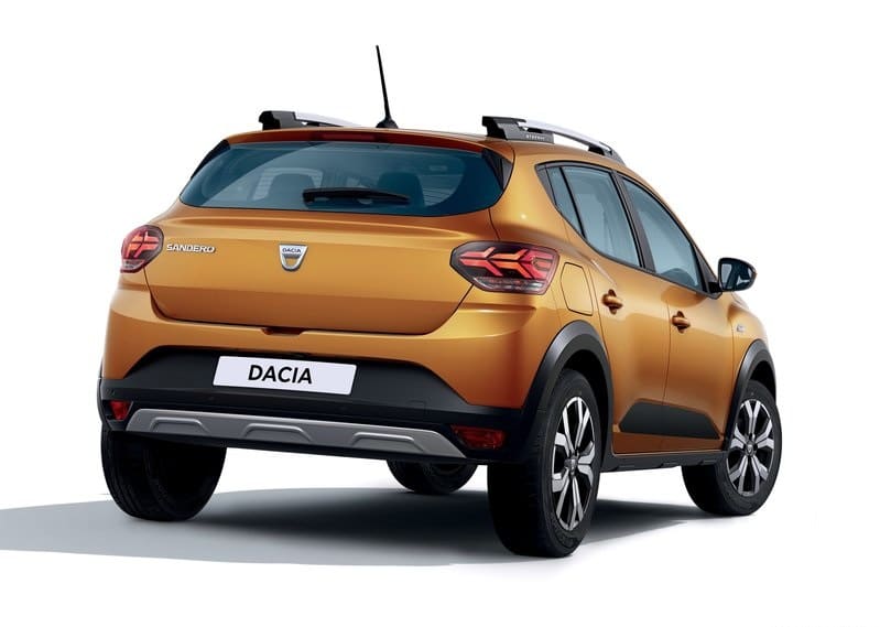 Beyaz fonda turuncu Dacia Sandero Stepway arka üç çeyrek görünümü
