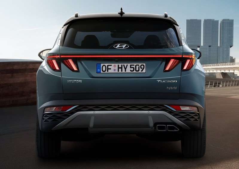 Hyundai Tucson arkadan görünüş ve Hybrid rozeti