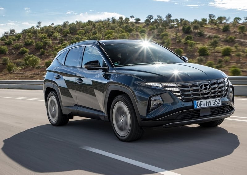 Hyundai Tucson yolda önden görünüş