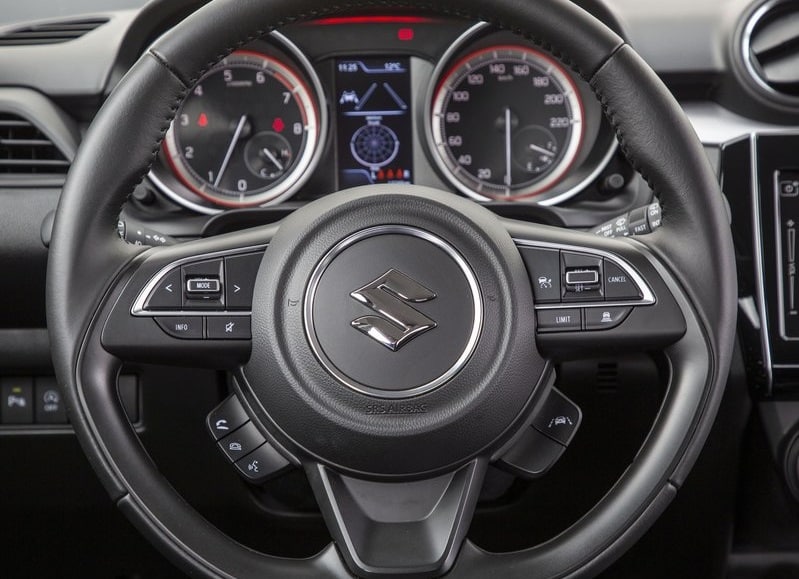 Suzuki Swift direksiyon ve sürücü alanı