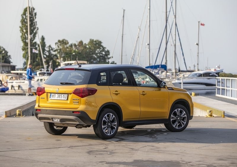 Sarı Suzuki Vitara marina yanında arka dış görünüm