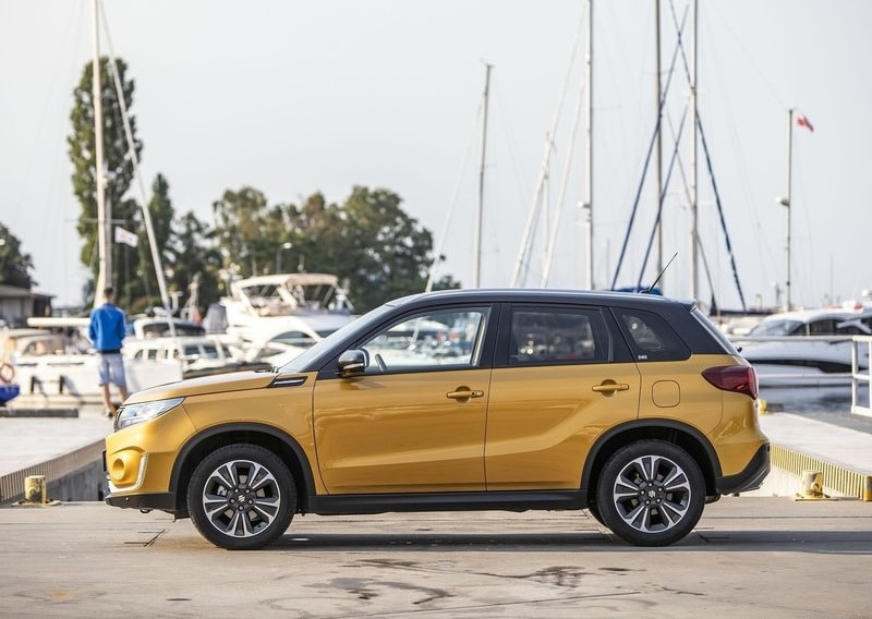 Sarı Suzuki Vitara marina yanında yan profil görünümü